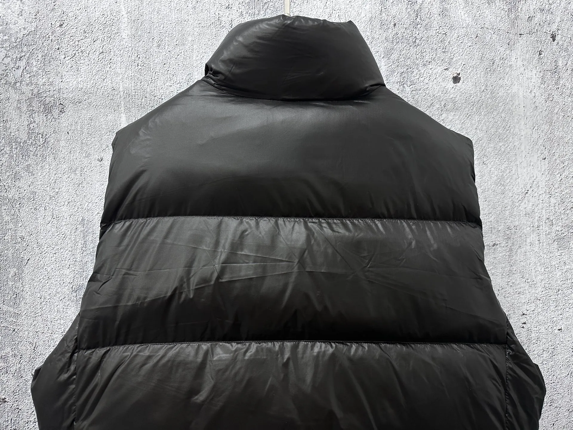 P560 [Canada Goose] Big Goose🦢Puff Down Vest has always been recognized as the warmest down jacket. Various Instagram celebrities, Internet celebrities, and celebrities often wear it for street photos. I make Canada Goose every year, but I still can't get rid of my love for it. No matter how cold the days are, there is no need to be afraid, because there is! Filled with 90% white duck down, it is the legendary warmest down jacket and is known as a must-have for Arctic outdoor sports! The most popular down jacket in the world, celebrities are rushing to buy it, it is a must-have! Size: XS-XL